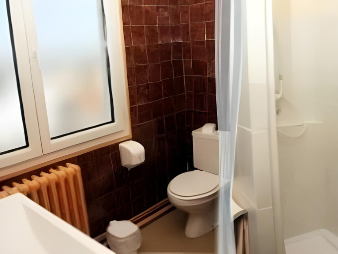 Bathroom 3, Le Terminus, Charente-Maritime