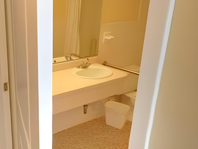 Bathroom 2, Acacia Beachfront Resort, Cape May