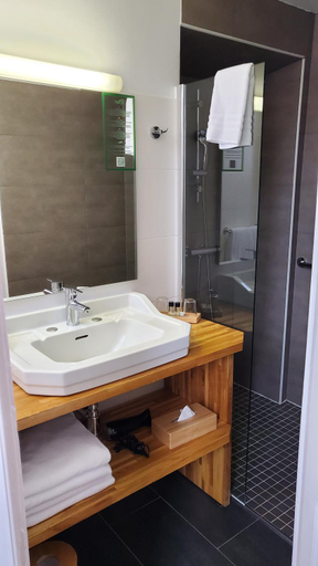 Bathroom 8