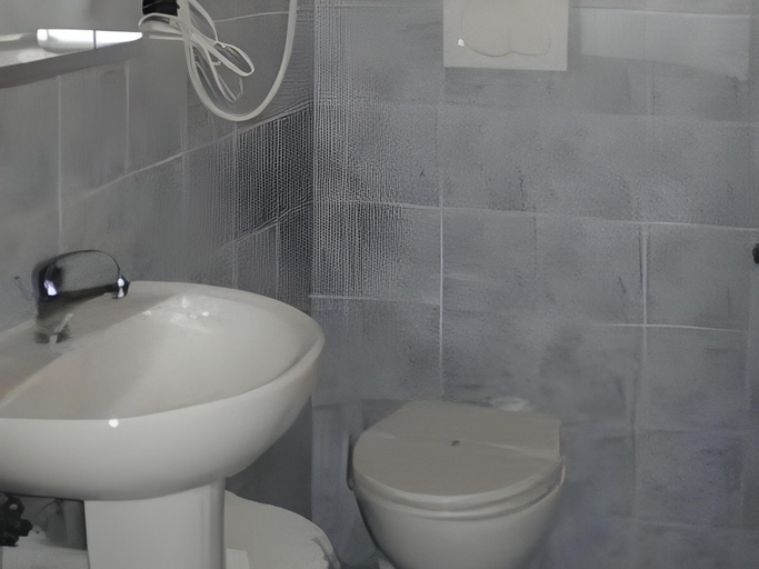 Bathroom 4, Albergo Posta, Genova
