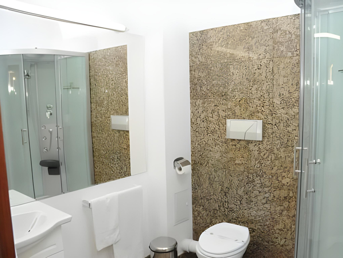 Bathroom 4, Hotel Best, Ploiesti