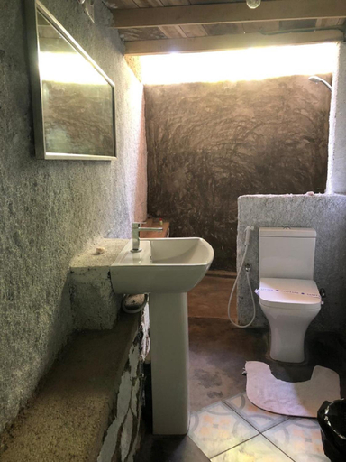 Bathroom 3, The Kandyan Manor by Bhathiya and  Suzy, Harispattuwa