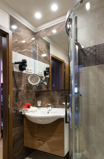 Bathroom 5, Golden Ball Club Wellness Hotel & Spa, Győr
