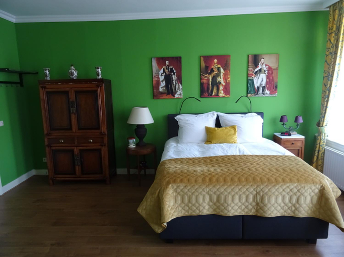 Others 4, Emma's B&B, The Hague