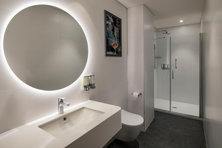 Bathroom 3, Hampton by Hilton Istanbul Sirkeci, Fatih