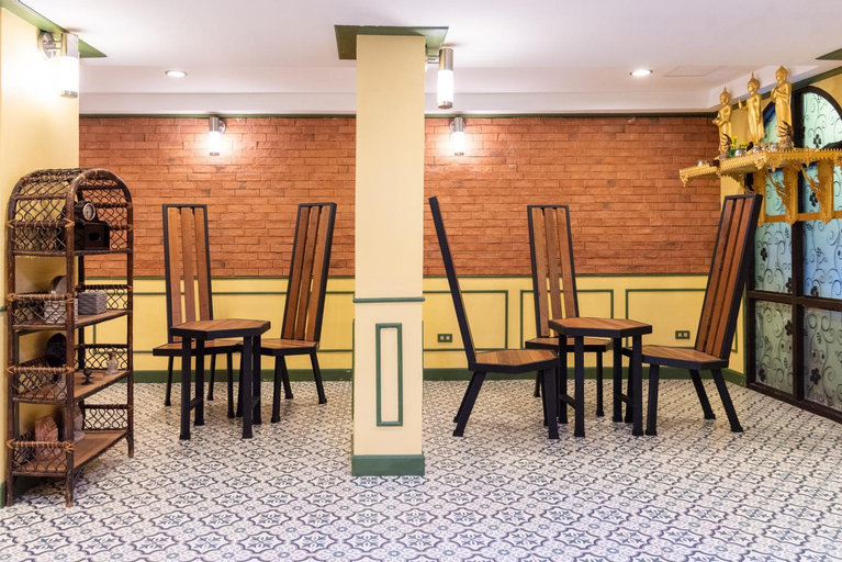 Food & Drinks 5, 75 Paradise Lane Managed by Loft Group, Khlong Toey