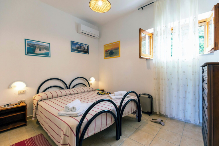 Bedroom 3, HibiscusUno Tropea Residence, Vibo Valentia