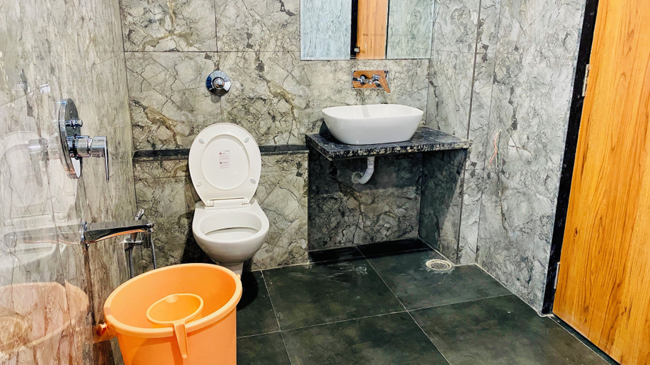 Bathroom 5, Stay 10 Parallel Apartment Hotel, Indore
