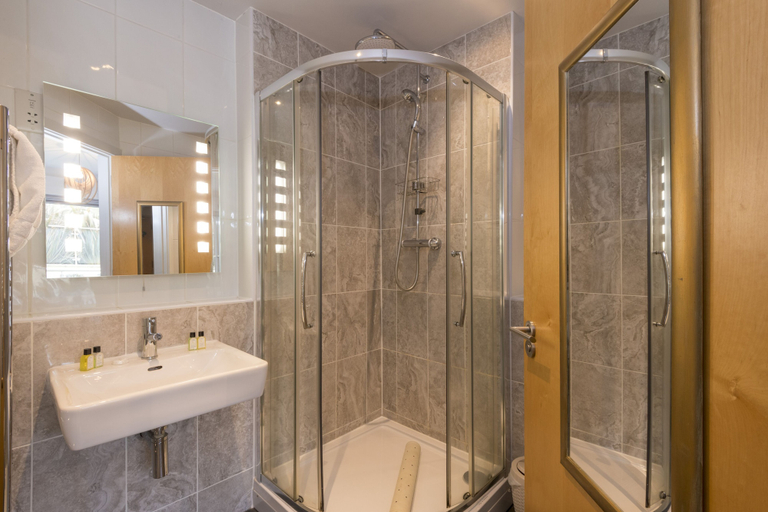 Bathroom 4, The Beach House & Porth Sands Apartments, Cornwall