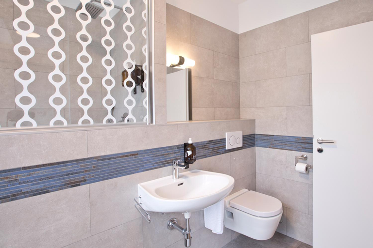 Bathroom 10