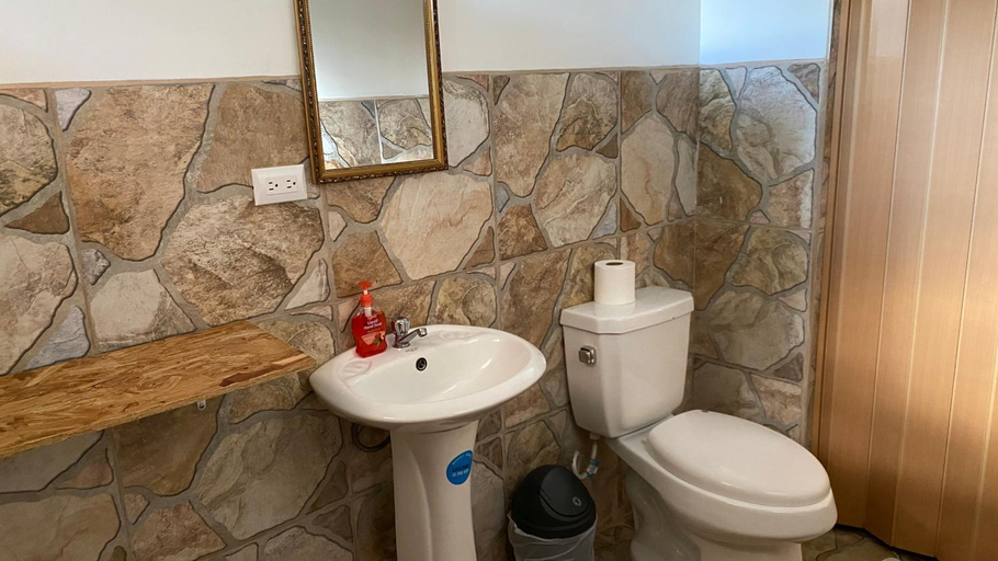 Bathroom 4, Hotel Your House, Belén