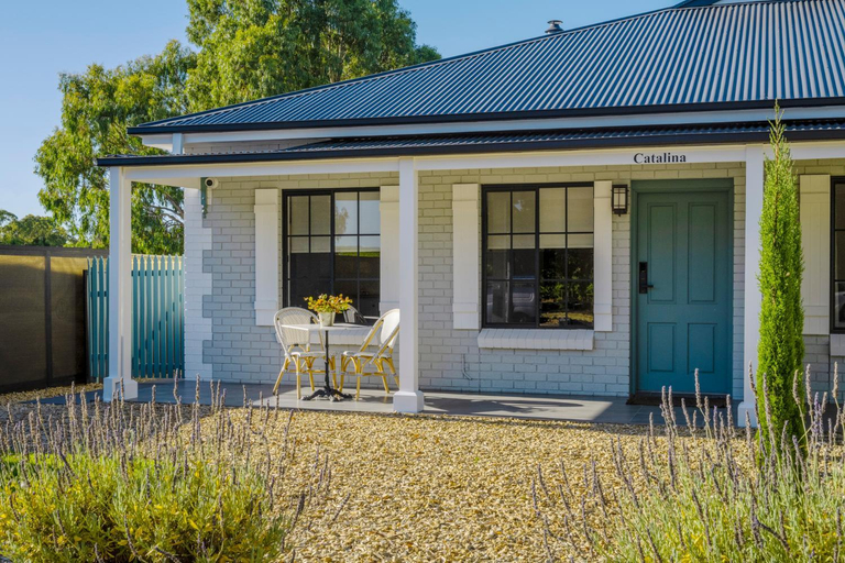 MAIN STREET RETREAT - King BRs, Comp Minibar, Breakfast Prov, Fireplaces, Adelaide