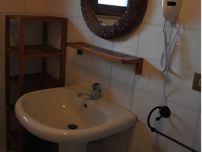 Bathroom 2, Brezza Marina Studios, Pescara