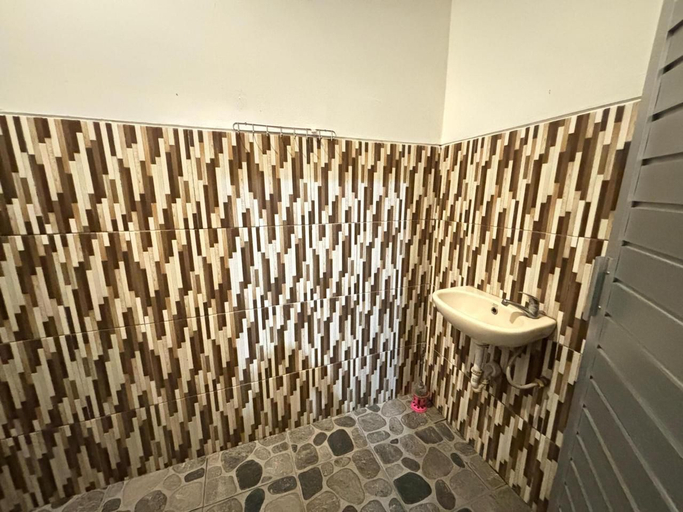 Bathroom 4, Vila Cavendis, Banana Leaf Vila, Sleman