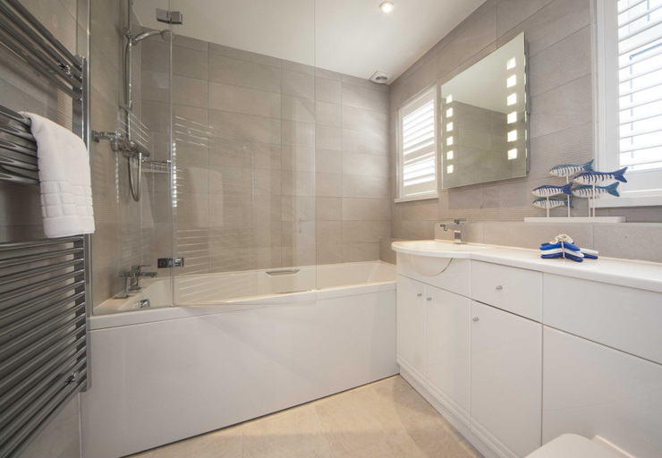 Bathroom 3, Mawgan Porth Apartments, Cornwall