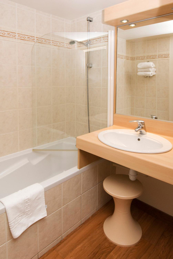 Bathroom 4, Hotel Vert, Manche