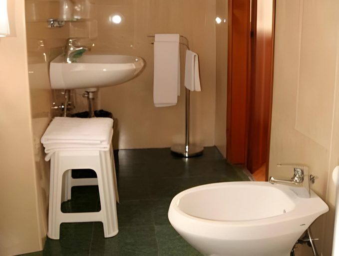 Bathroom 3, Hotel Venezia, Trento