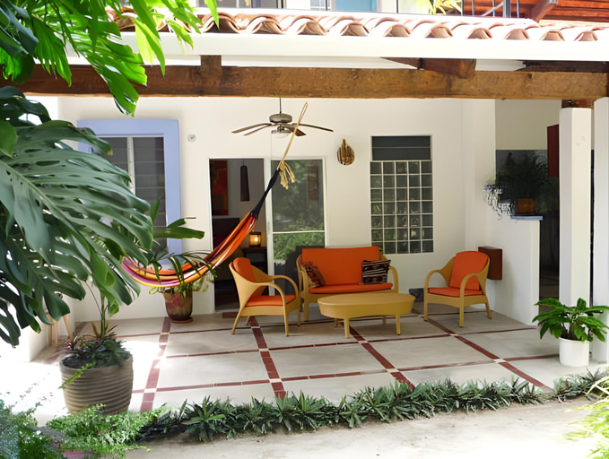 Others 5, Togo B&B Farallon, Antón