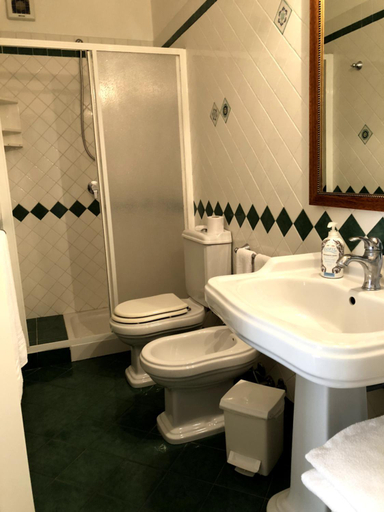 Bathroom 2, Apollo B&B, Syracuse
