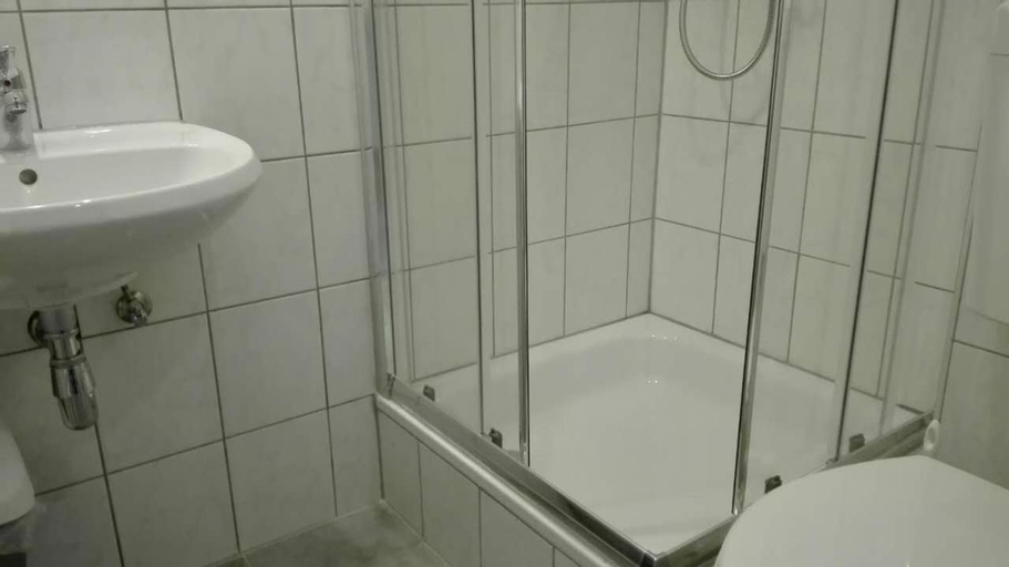 Bedroom 4, Hotel Hanseatic-garni, Wuppertal