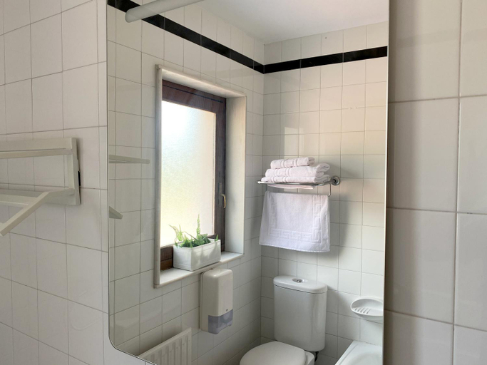Bathroom 4, Hotel Avelina, Asturias