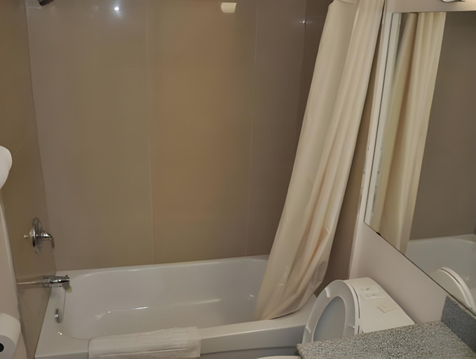 Bathroom 3, Royal Inn, Halton