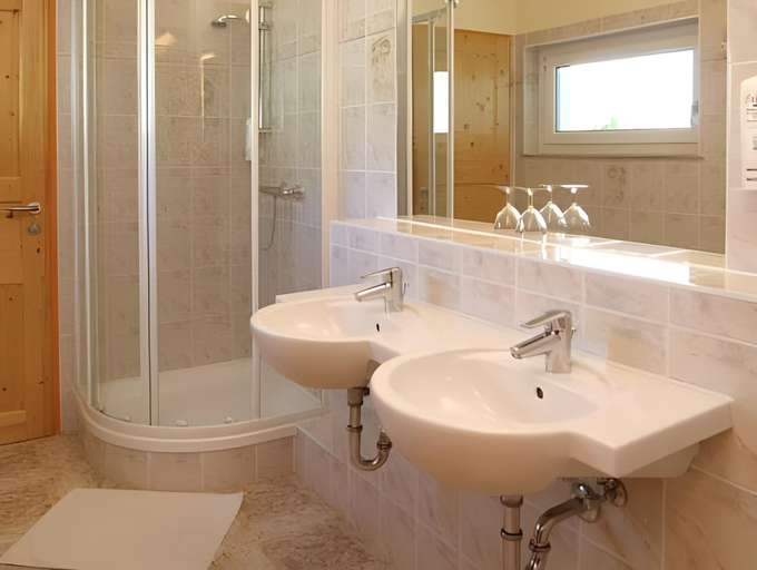 Bathroom 2, Gastwirtschaft & Hotel Holzinger, Baden