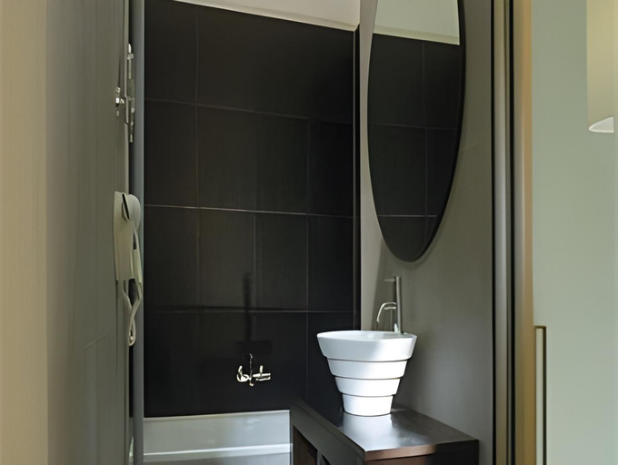 Bathroom 2, Hotel du Pont, Brig