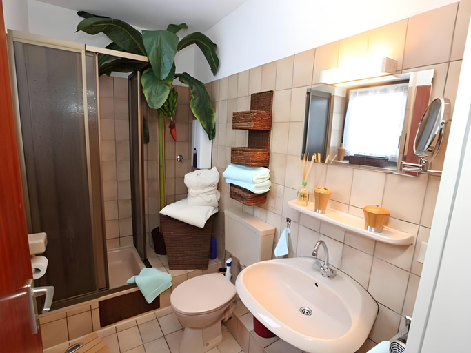 Bathroom 2, Landhotel Grimmeblick, Hochsauerlandkreis