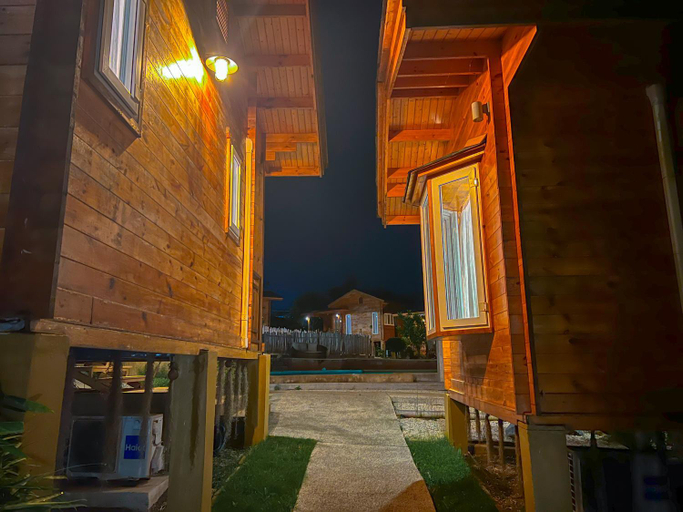 Exterior 8