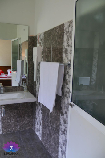Bathroom 4, Nivahana Homestay, Harispattuwa