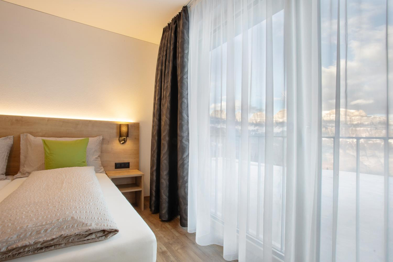 Bedroom 2, Hotel Tannenboden, Sarganserland