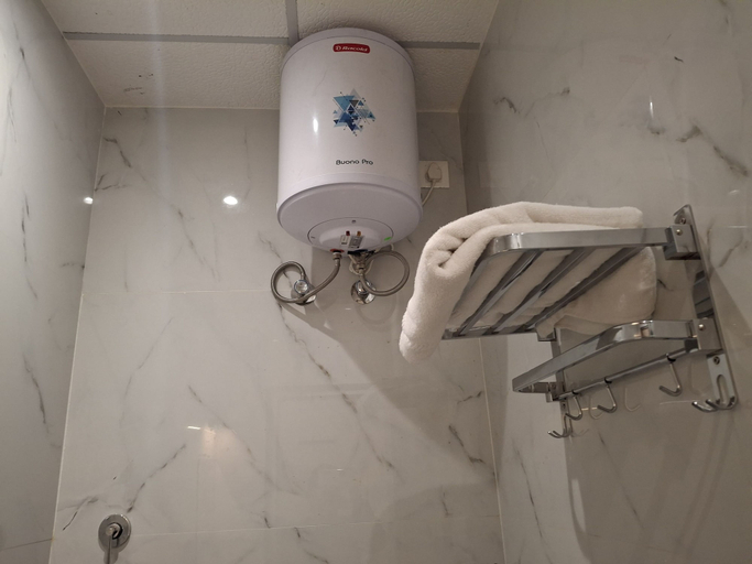 Bathroom 4, Raghav Vilas, Varanasi