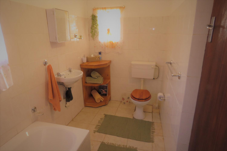 Bathroom 4, Otters' Haunt, Dr Kenneth Kaunda