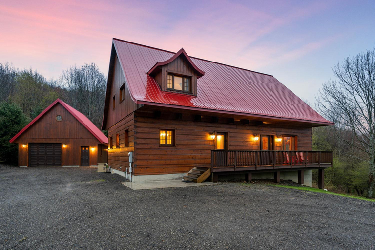 Beautiful Log Cabin! Hot-Tub, Bonfire & Private Yet 4 Mins to Downtown!, Cattaraugus