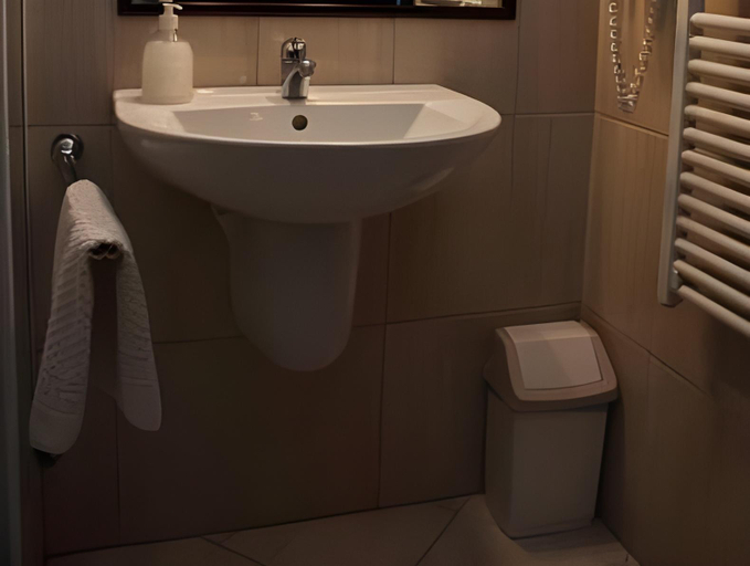Bathroom 2, Adler Hotel, Érd