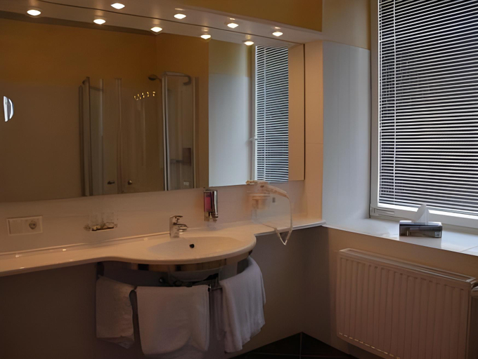 Bathroom 4, Hotel-Restaurant Schieble, Emmendingen
