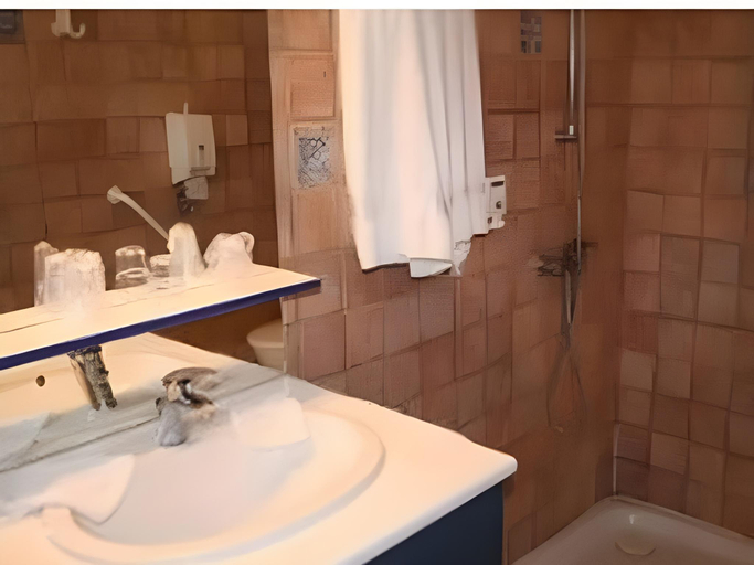 Bathroom 4, The Originals City, Hôtel Azur,Fos-sur-Mer, Bouches-du-Rhône