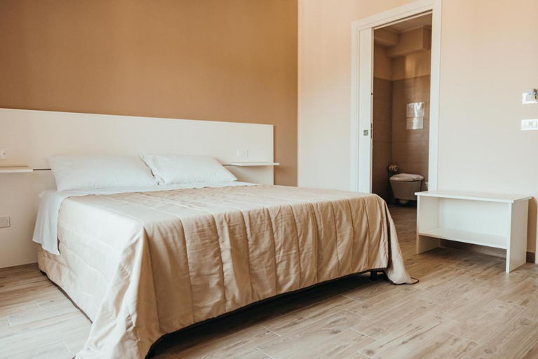 Bedroom 3, AFFITTACAMERE MIRA SINNI, Potenza