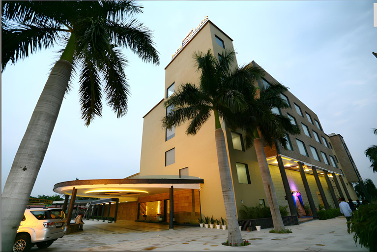 Exterior & Views