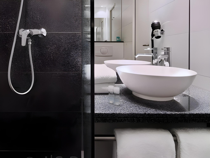 Bathroom 2, Motel One Munchen-Garching, München