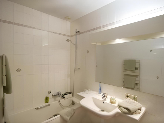 Bathroom 4, Logis Hotel De Bretonniere - Beaune centre, Côte-d'Or