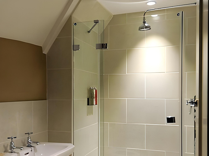 Bathroom 3, The Bull And Swan, Lincolnshire