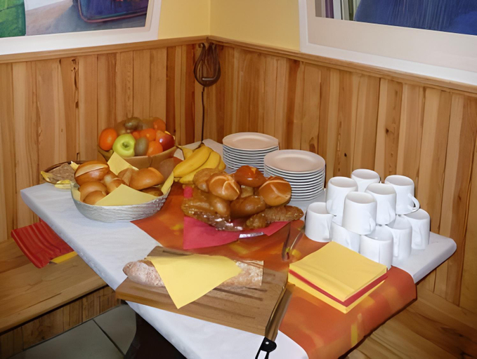Food & Drinks 3, Gelber Lowe B&B Nichtraucherhotel, Schwabach