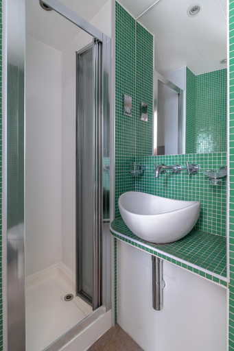 Bathroom 3, Harlingford Hotel, London