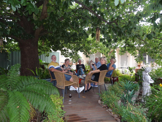 Food & Drinks, Hahndorf Oak Tree Cottages, Adelaide