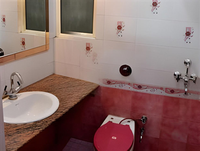 Bathroom 2, Hotel Queen, Hardwar