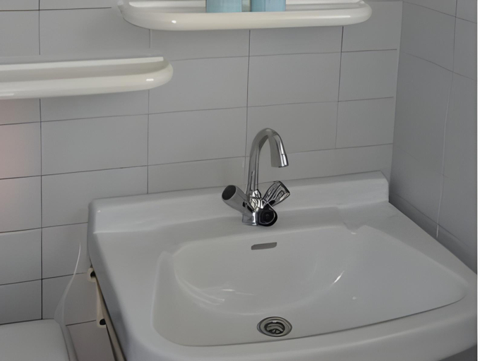 Bathroom 2, Marx Motel, Valkenburg aan de Geul
