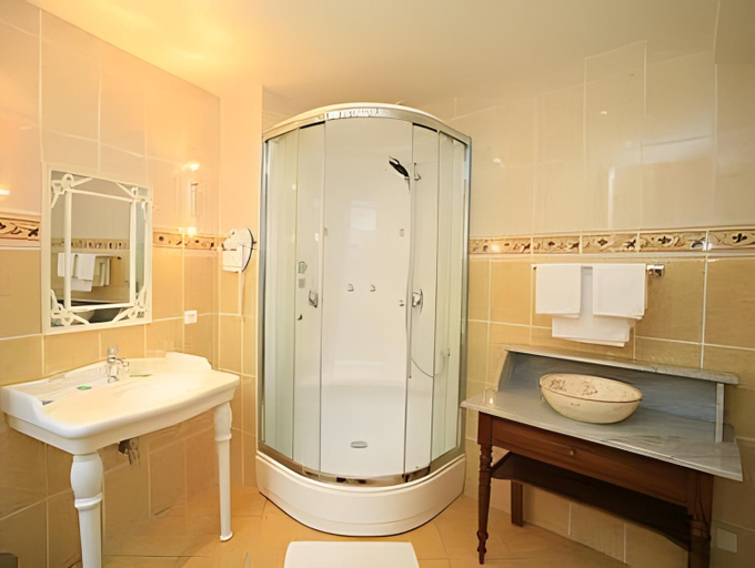 Bathroom 3, Hotel De La Poste, Haute-Marne