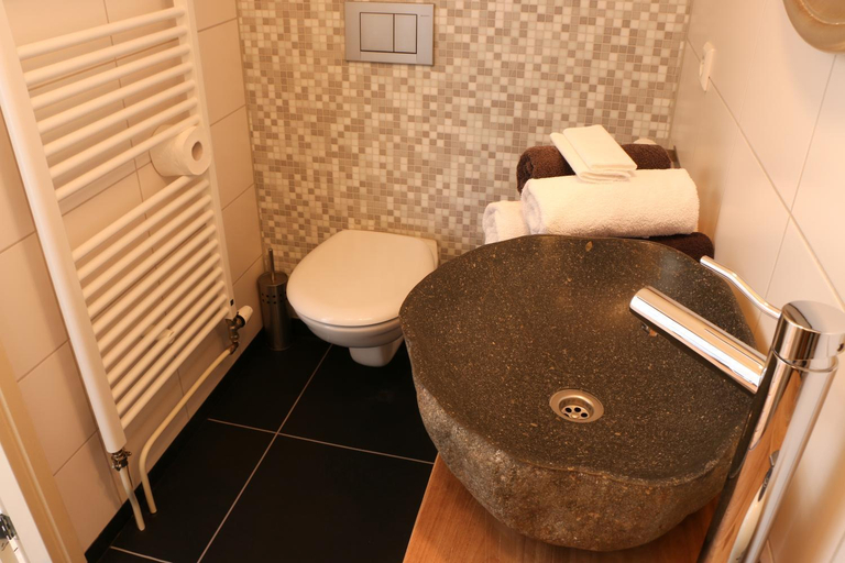 Bathroom 2, Oostmolenhoeve B&B, Goes